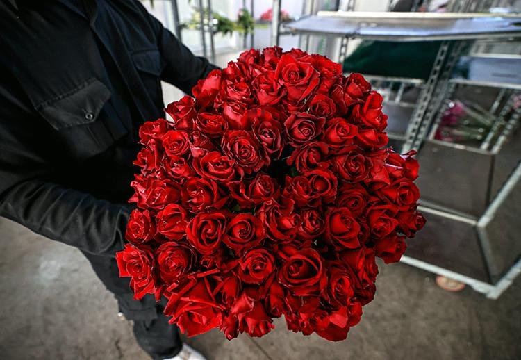 Mezatın Hareketli Başlangıcı